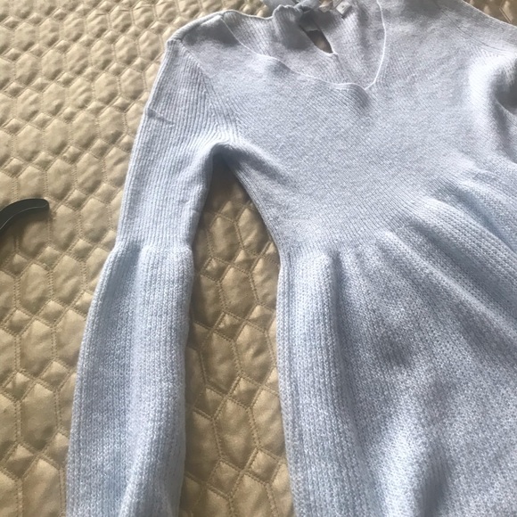 Beautiful pale blue sweater - Picture 3 of 4